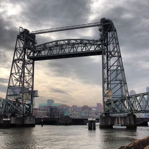 Ζητά να ξεμοντάρουν γέφυρα στο Ρότερνταμ για να περάσει το γιγαντιαίο γιοτ του!<