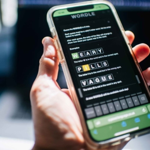 Η μορφή που έχει το παιχνίδι Wordle, όταν παίζει κάποιος από το κινητό