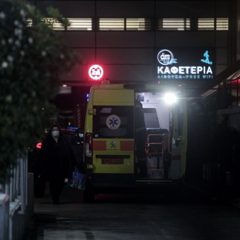 ΓΥΝΑΙΚΑ ΕΧΕΙ ΑΝΕΒΕΙ ΣΤΗ ΤΑΡΑΤΣΑ ΤΟΥ ΝΟΣΟΚΟΜΕΙΟΥ "ΕΥΑΓΓΕΛΙΣΜΟΣ" ΚΑΙ ΑΠΕΙΛΕΙ ΝΑ ΠΕΣΕΙ ΣΤΟ ΚΕΝΟ (ΒΑΣΙΛΗΣ ΡΕΜΠΑΠΗΣ / EUROKINISSI)   