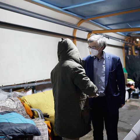 Ο Σωτήρης Τσιόδρας συνομιλεί με άστεγο στον Πειραιά