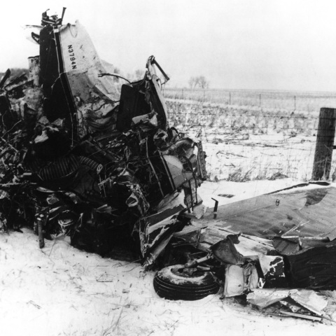 Τα συντρίμμια του αεροσκάφους στο οποίο επέβαιναν ο Buddy Holly, ο Ritchie Valens και ο «Big Bopper»