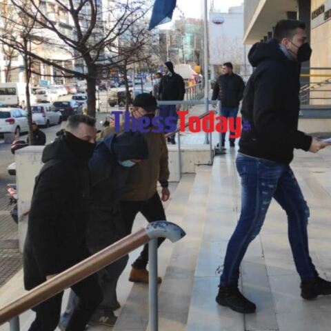 Στο Δικαστικό Μέγαρο Θεσσαλονίκης ο 23χρονος δολοφόνος του Άλκη Καμπάνου