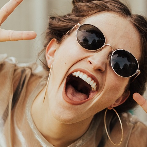 Ένα χαρούμενο κορίτσι. 