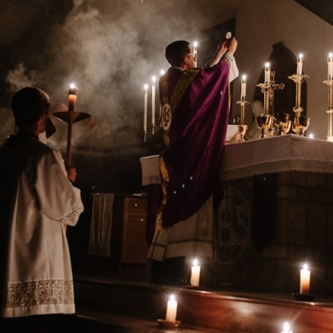 Υπέρ της κατάργησης της υποχρέωσης αγαμίας των κληρικών τάσσεται ο Επίσκοπος Μονάχου