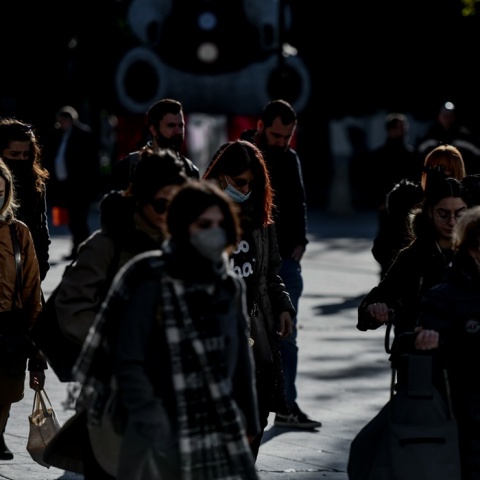 Πολίτες φορούν μάσκα προστασίας από τον κορωνοϊό 