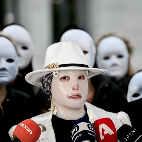 Η Ιωάννα Παλιοσπύρου κατά τη διάρκεια δηλώσεων της στο περιθώριο της δίκης για την επίθεση που δέχθηκε με βιτριόλι