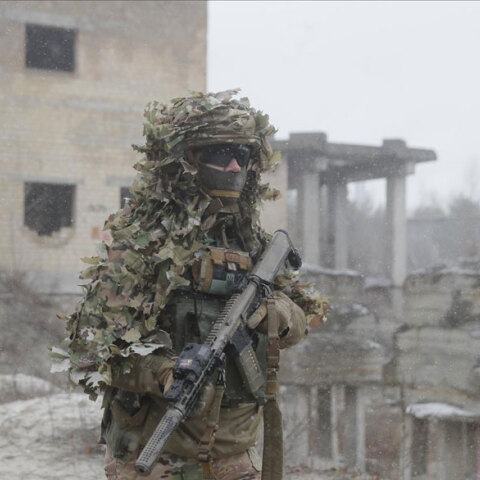 Ουκρανός στρατιώτης σε στρατιωτική άσκηση κοντά στο Κίεβο