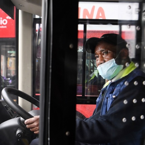 Λονδίνο: Συμπλοκή νεαρών σε λεωφορείο με ματσέτα και σιδηρόβεργα (video)