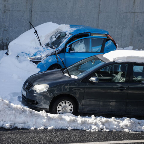 Αυτοκίνητα μέσα στα χιόνια στην Αττική Οδό
