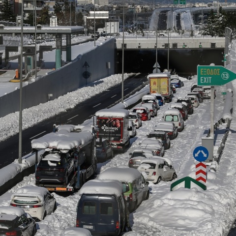 Αποζημιώσεις από την Αττική Οδό - Αυτοκίνητα εγκλωβισμένα στα χιόνια