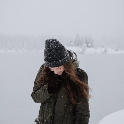 Γυναίκα στα χιόνια. Εκδρομή στο χιονοδρομικό