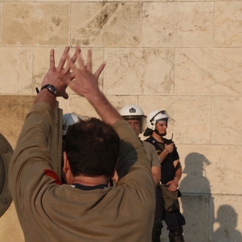 Άνδρας που μουτζώνει σε υγκέντρωση υπέρ του «όχι» στο Σύνταγμα - 2015