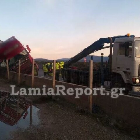 Εκτροπή νταλίκας στην Εθνική Αθηνών-Λαμίας