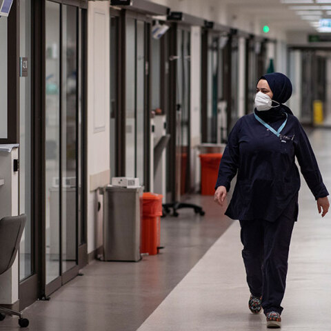 Νοσοκόμα με μάσκα για κορωνοϊό σε νοσοκομείο στην Κωνσταντινούπολη