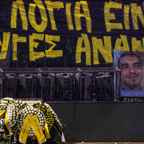 Πανό και φωτογραφία του 19χρονου Άλκη στο «Κλεάνθης Βικελίδης»