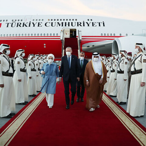 Ο Ρετζέπ Ταγίπ Ερντογάν και η σύζυγός του, Εμινέ, σε επίσημη επίσκεψη στο Κατάρ