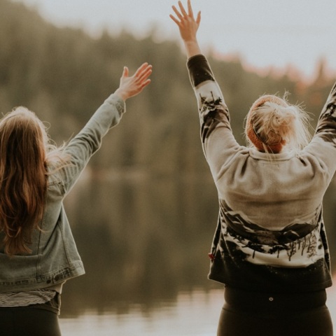 Δύο κορίτσια μπροστά από μια λίμνη. 