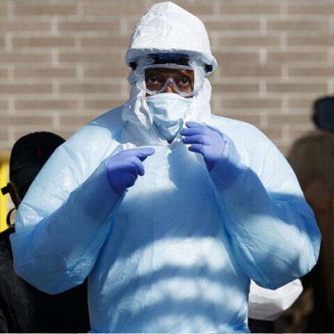 Υγειονομικός με μάσκα για κορωνοϊό έξω από νοσοκομείο στις ΗΠΑ