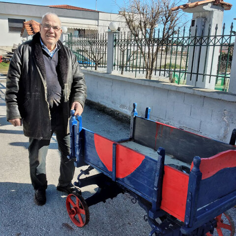 Ο Κωνσταντίνος Κοπέλης στη Θεσσαλονίκη με ένα από τα κάρα που έφτιαξε