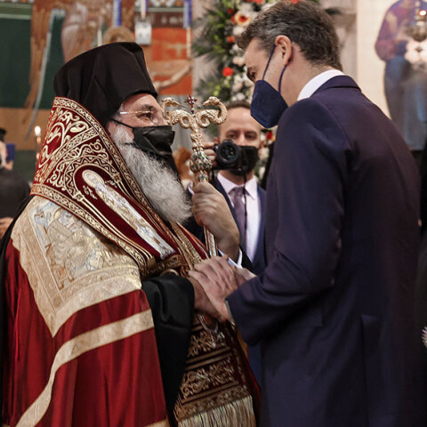 Ο πρωθυπουργός Κυριάκος Μητσοτάκης με τον αρχιεπίσκοπο Κρήτης Ευγένιο