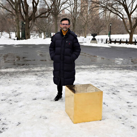 Ο χρυσός κύβος στη Νέα Υόρκη και ο δημιουργός του στο Σέντραλ Παρκ
