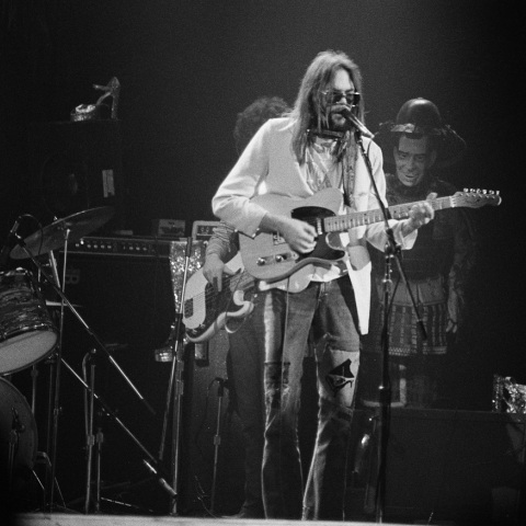 Ο Neil Young παίζει με τους The Santa Monica Flyers στο Rainbow Theatre, Λονδίνο, 5 Νοεμβρίου 1973