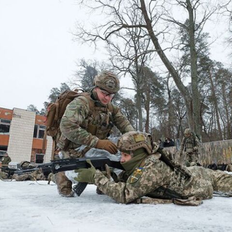 Στρατιωτική άσκηση του ουκρανικού στρατού κοντά στο Κίεβο © EPA/SERGEY DOLZHENKO  