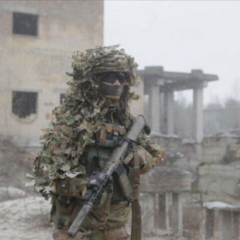 Ουκρανός στρατιώτης σε στρατιωτική άσκηση κοντά στο Κίεβο © EPA/Sergey Dolzhenko 