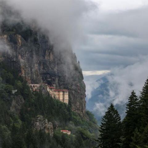 ΥΠΕΞ: Προσβλητικές οι εικόνες βεβήλωσης της ιστορικής Μονής της Παναγίας Σουμελά	