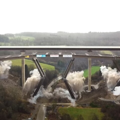 Στιγμιότυπο από την κατάρρευση της οδογέφυρας Rinsdorf στη Γερμανία