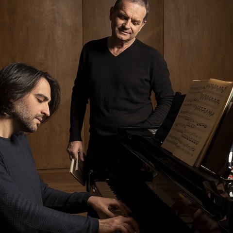 Ο πιανίστας Μάνος Κιτσικόπουλος και ο δημοσιογράφος Μάκης Προβατάς. 