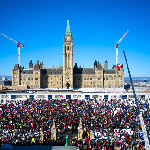 Διαδηλωτές μπροστά από το Κοινοβούλιο στην Οτάβα του Καναδά