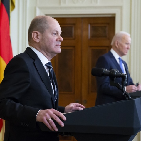 Όλαφ Σολτς και Τζο Μπάιντεν στη διάρκεια της κοινής συνέντευξης Τύπου στην Ουάσιγκτον