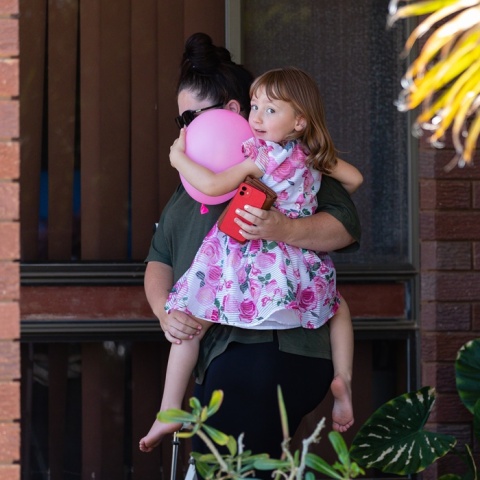 Η 4χρονη Κλίο Σμιθ μετά την αρπαγή της από σκηνή στην Αυστραλία