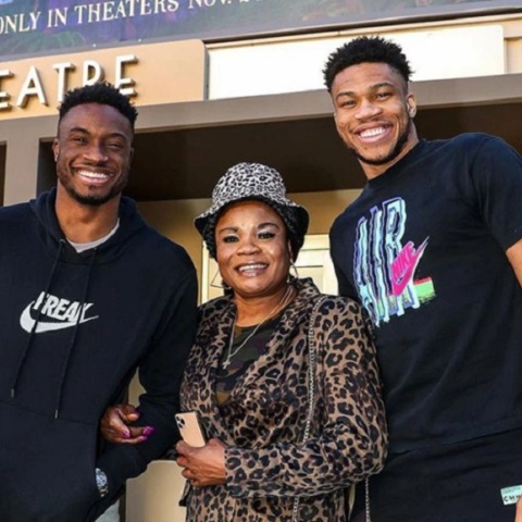 Ο Γιάννης Αντετοκούνμπο με τον αδελφό του και την μητέρα του