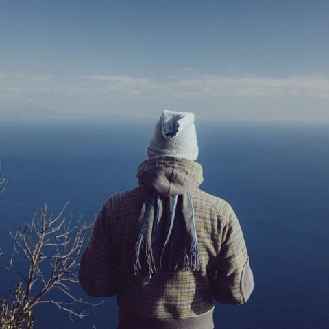 Άνδρας με σκούφο και κασκόλ για το κρύο