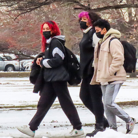 Μαθητές με μάσκα για κορωνοϊό έξω από σχολείο στο Σικάγο