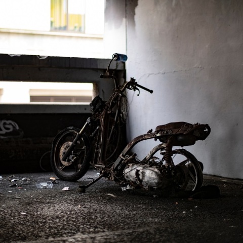 Βόλος: Τον απέρριψε και αυτός έβαλε φωτιά σε δύο δίκυκλα της οικογένειάς της