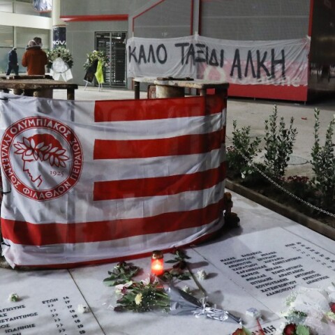 Πανό για τον Άλκη Καμπανό στο μνημείο της θύρας 7 