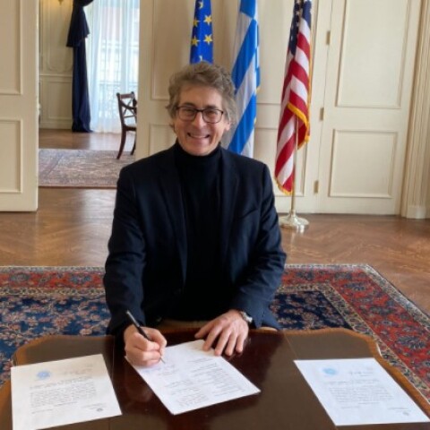 Ο σκηνοθέτης, Αλεξάντερ Πέιν, υπογράφει τα έγγραφα και γίνεται Έλληνας πολίτης