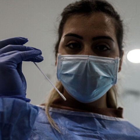 Υγειονομικός του ΕΟΔΥ διενεργεί rapid test για κορωνοϊό