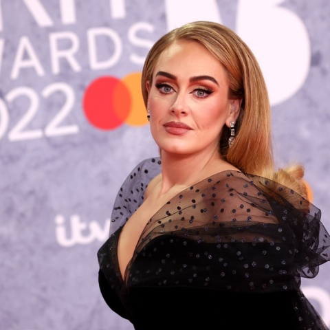 Η τραγουδίστρια Adele στην απονομή των BRIT Awards