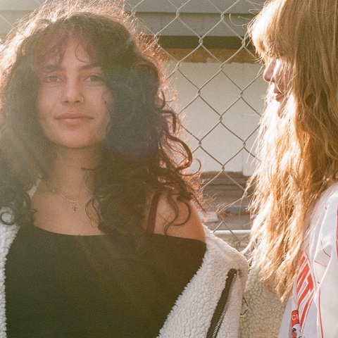 Δυο κορίτσια ποζάρουν στην κάμερα. 