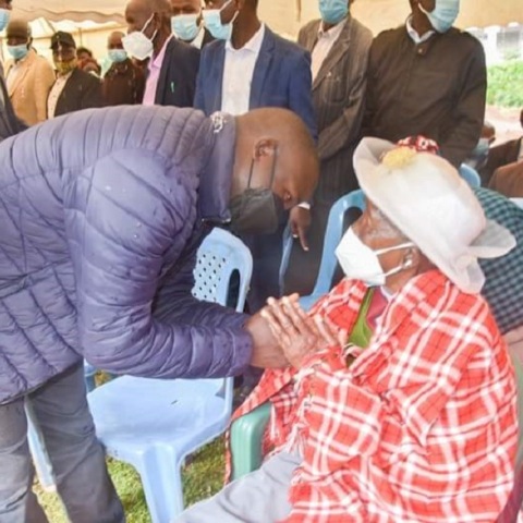 Κένυα: Μια 99χρονη επιστρέφει στο σχολείο για να δώσει το παράδειγμα στην επόμενη γενιά	