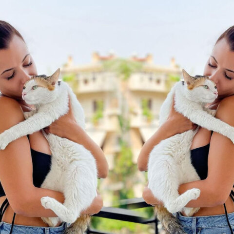 Η Λάουρα Νάργες με γάτα στην αγκαλιά