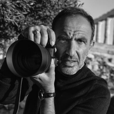 Ο Νίκος Αλιάγας κρατά φωτογραφική μηχανή