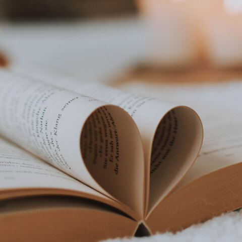 ΑΝοιγμένο βιβλίο με διπλωμένες σελίδες που σχηματίζουν καρδιά