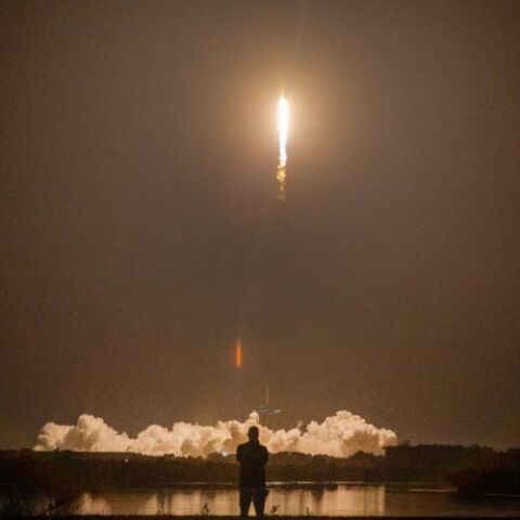 Ηλιακή καταιγίδα κατέστρεψε 40 δορυφόρους που εκτόξευσε πρόσφατα η SpaceX	