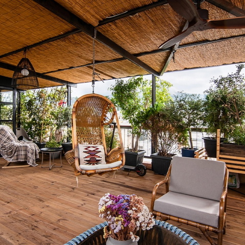 Φωτογραφία από πραγματική εγκατάσταση φωτοβολταϊκού και πέργκολας στο κέντρο της Αθήνας.