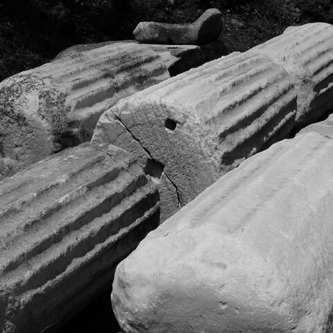 Φωτογραφία στο εξώφυλλο της συλλογής «Ποιήματα» του Ηλία Ευθυμιόπουλου (εκδ. ATHENS VOICE BOOKS)